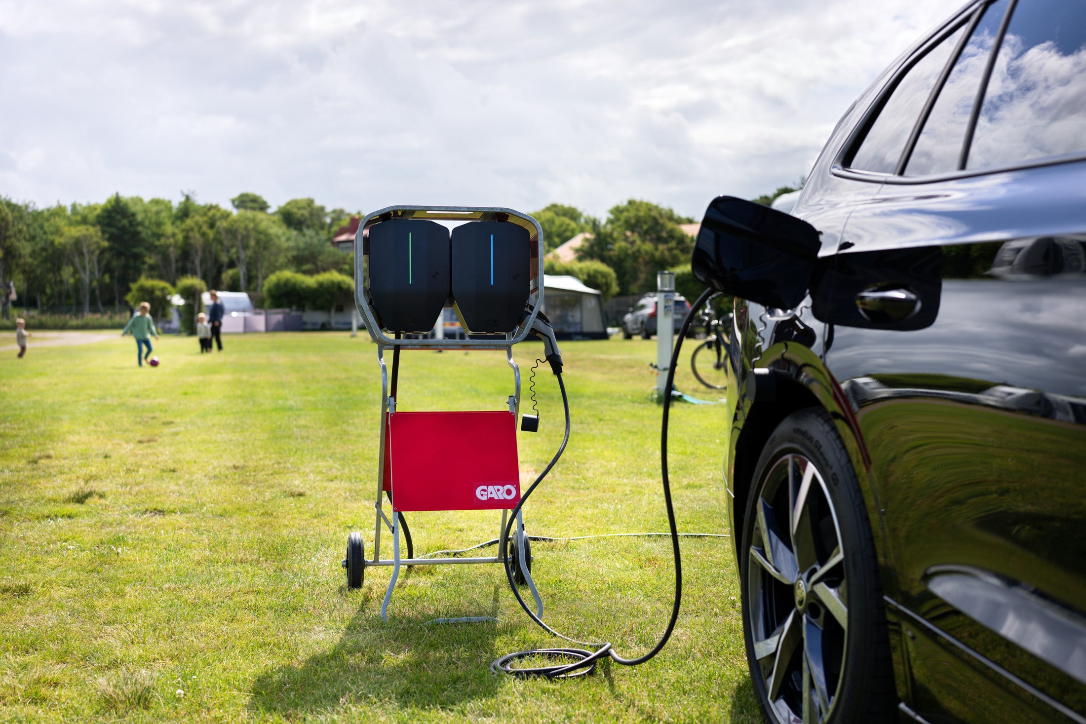 Portable electric vehicle charger equipped for maximum safety 