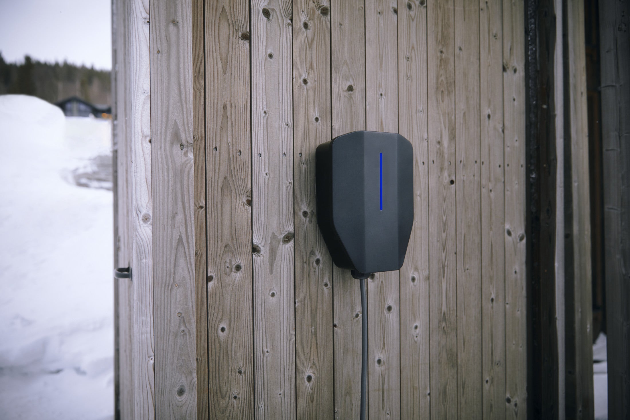 The difference between a wall-mounted charger and a charging post at home